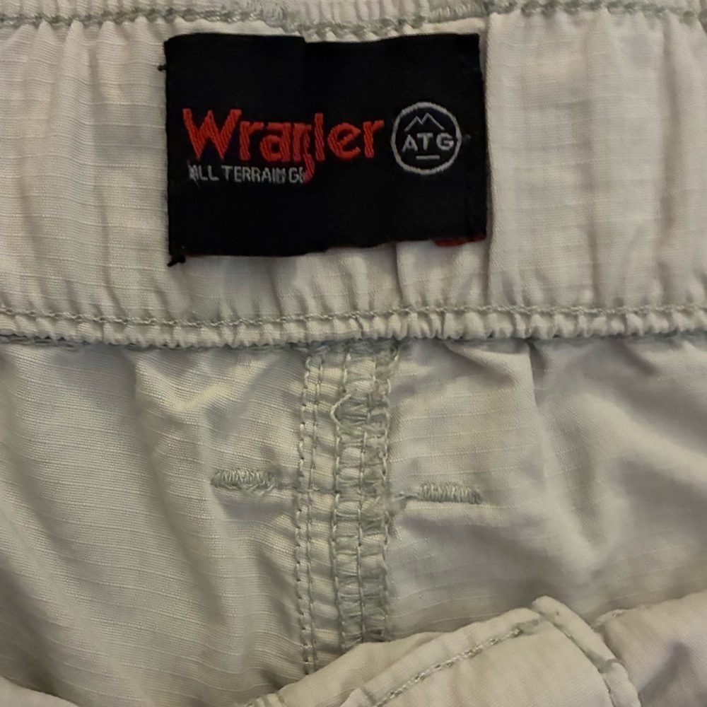 Wrangler Men’s Outdoor Performance Zip Cargo Shorts Size 36 Hiking Utility - Picture 3 of 5